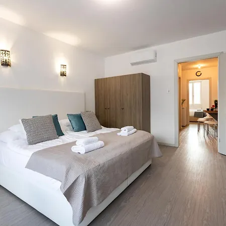 Csillag Apartman *